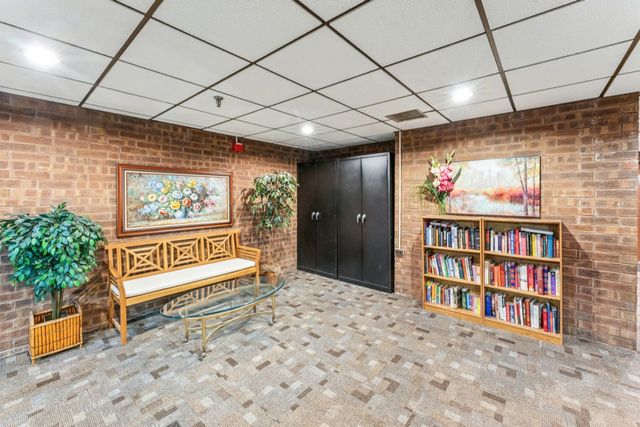 101 Old Oak Drive 216, Buffalo Grove, IL 60089