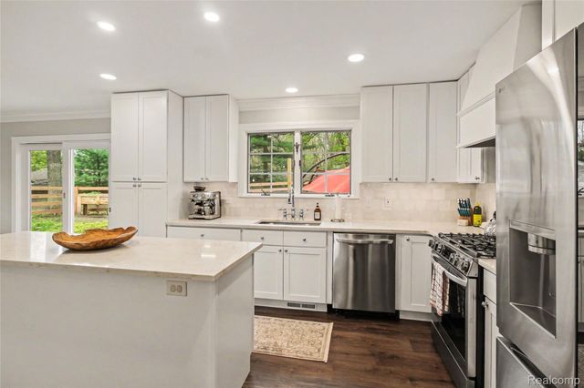6040 Tall Oak Way, Genoa Township, MI 48116