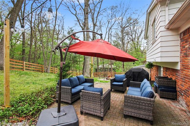 6040 Tall Oak Way, Genoa Township, MI 48116