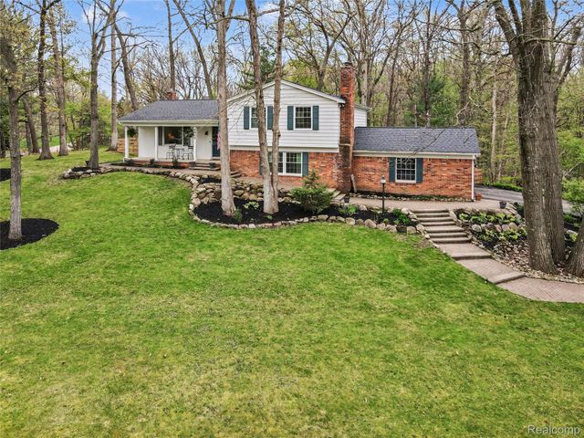 6040 Tall Oak Way, Genoa Township, MI 48116