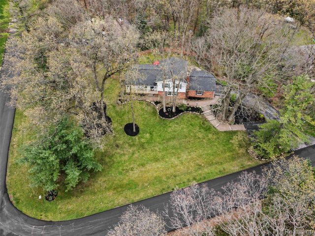 6040 Tall Oak Way, Genoa Township, MI 48116
