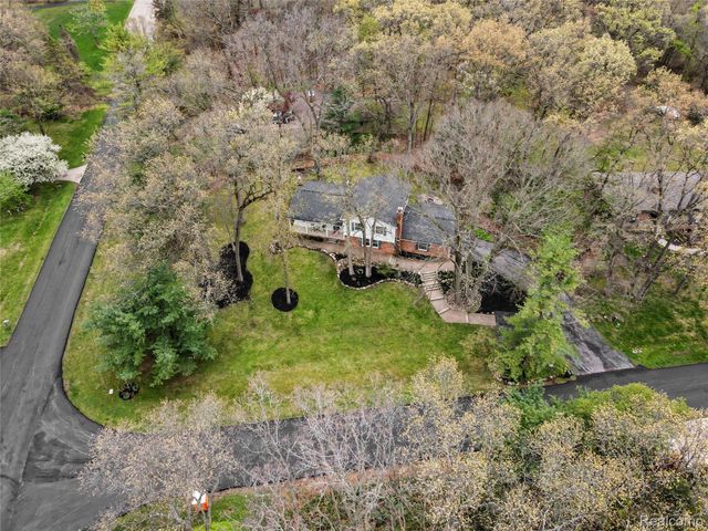 6040 Tall Oak Way, Genoa Township, MI 48116