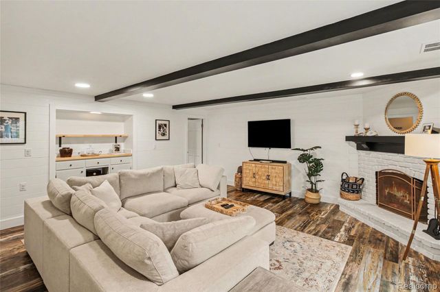 6040 Tall Oak Way, Genoa Township, MI 48116