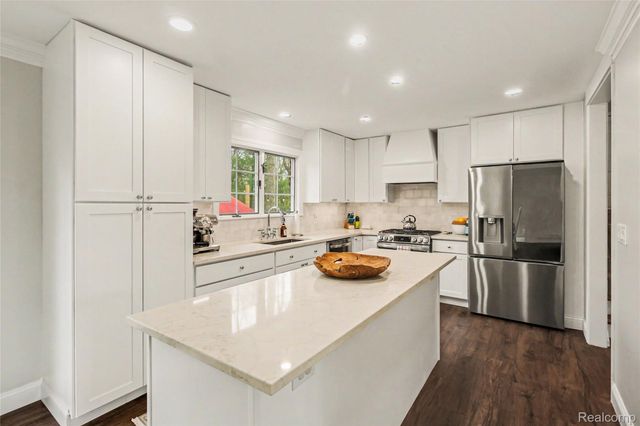 6040 Tall Oak Way, Genoa Township, MI 48116