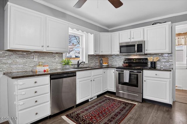 14 Parkview Court, Troy, NY 12180