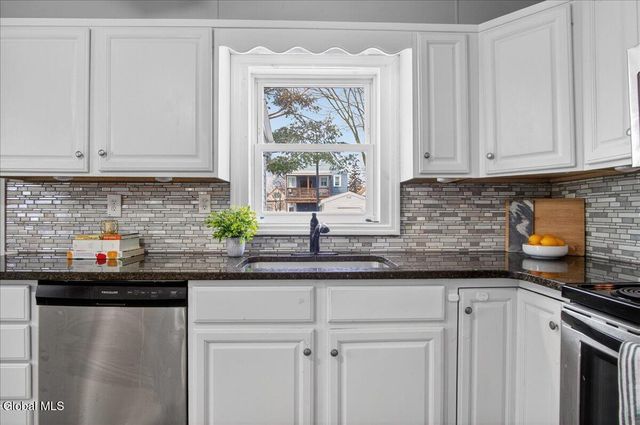 14 Parkview Court, Troy, NY 12180