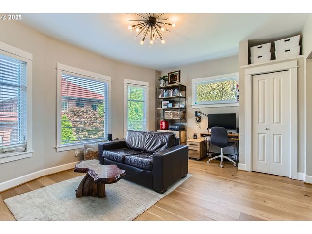 1714 Nw COUCH St 7, Portland, OR 97209