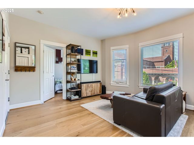 1714 Nw COUCH St 7, Portland, OR 97209