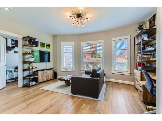 1714 Nw COUCH St 7, Portland, OR 97209