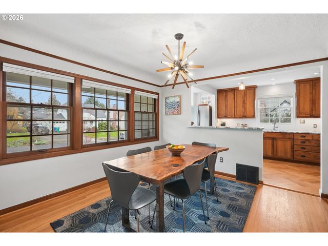 4334 Ne CESAR E CHAVEZ Blvd, Portland, OR 97211