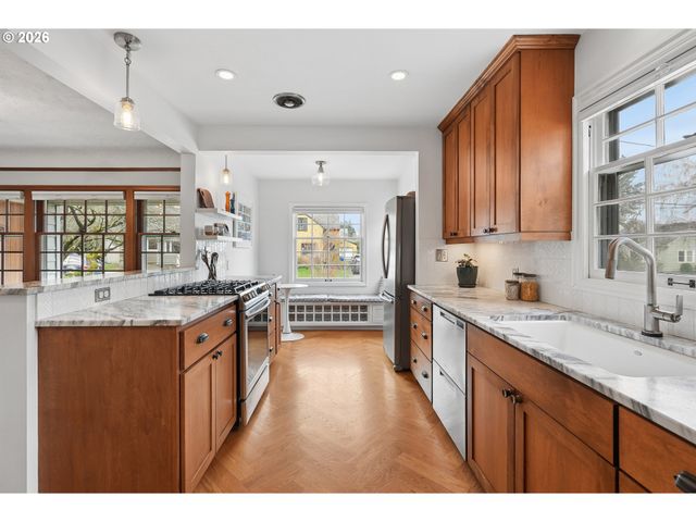 4334 Ne CESAR E CHAVEZ Blvd, Portland, OR 97211