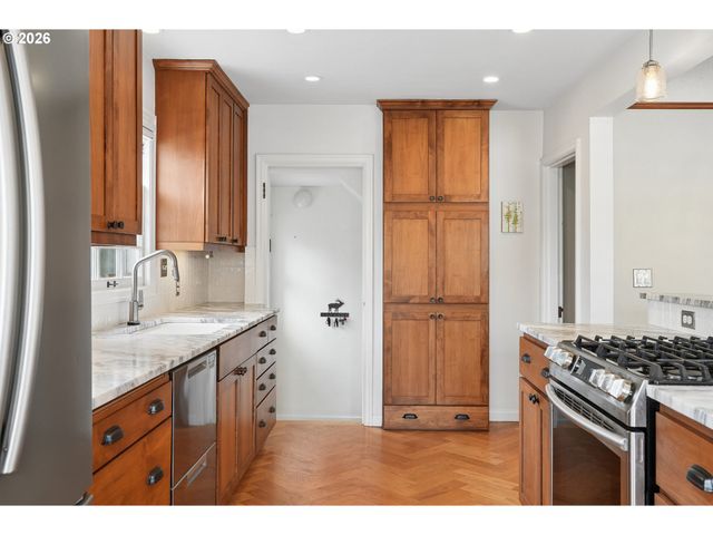 4334 Ne CESAR E CHAVEZ Blvd, Portland, OR 97211