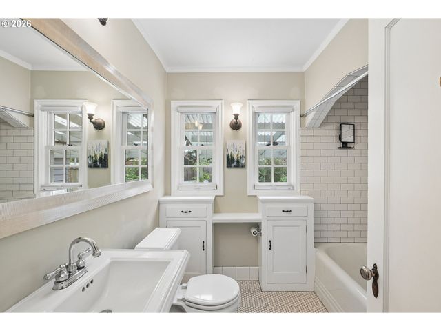 4334 Ne CESAR E CHAVEZ Blvd, Portland, OR 97211