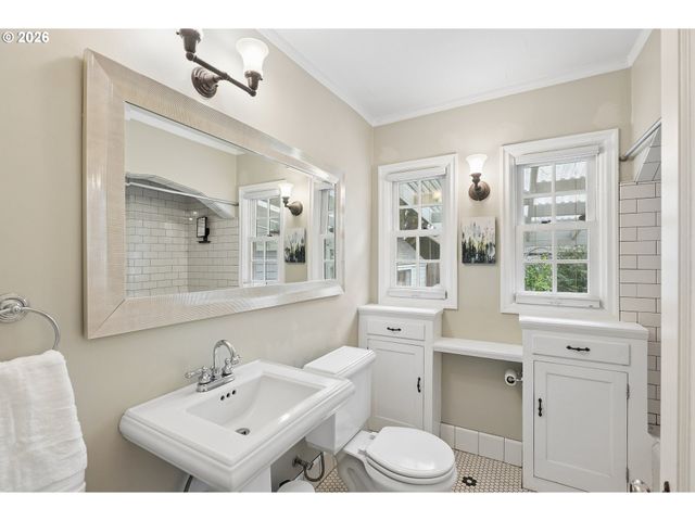 4334 Ne CESAR E CHAVEZ Blvd, Portland, OR 97211