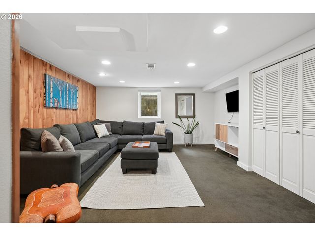 4334 Ne CESAR E CHAVEZ Blvd, Portland, OR 97211