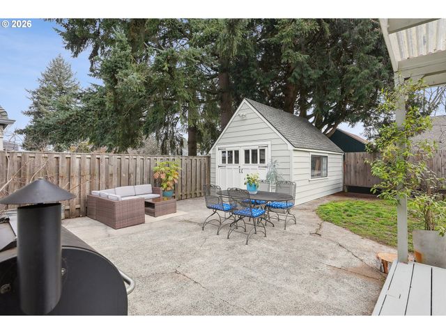 4334 Ne CESAR E CHAVEZ Blvd, Portland, OR 97211