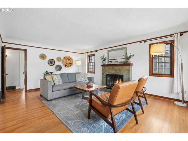 4334 Ne CESAR E CHAVEZ Blvd, Portland, OR 97211