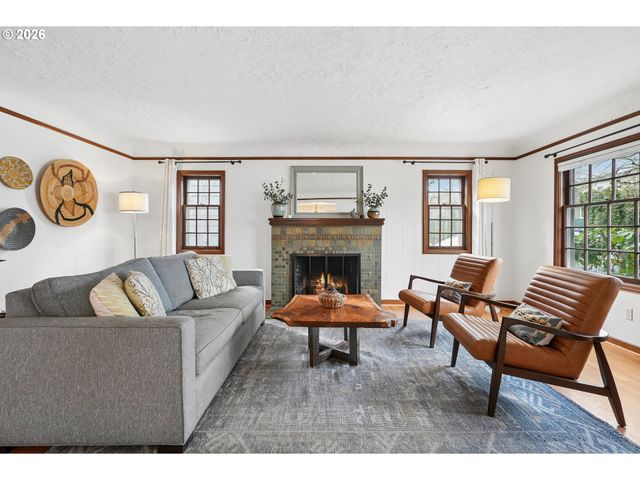 4334 Ne CESAR E CHAVEZ Blvd, Portland, OR 97211