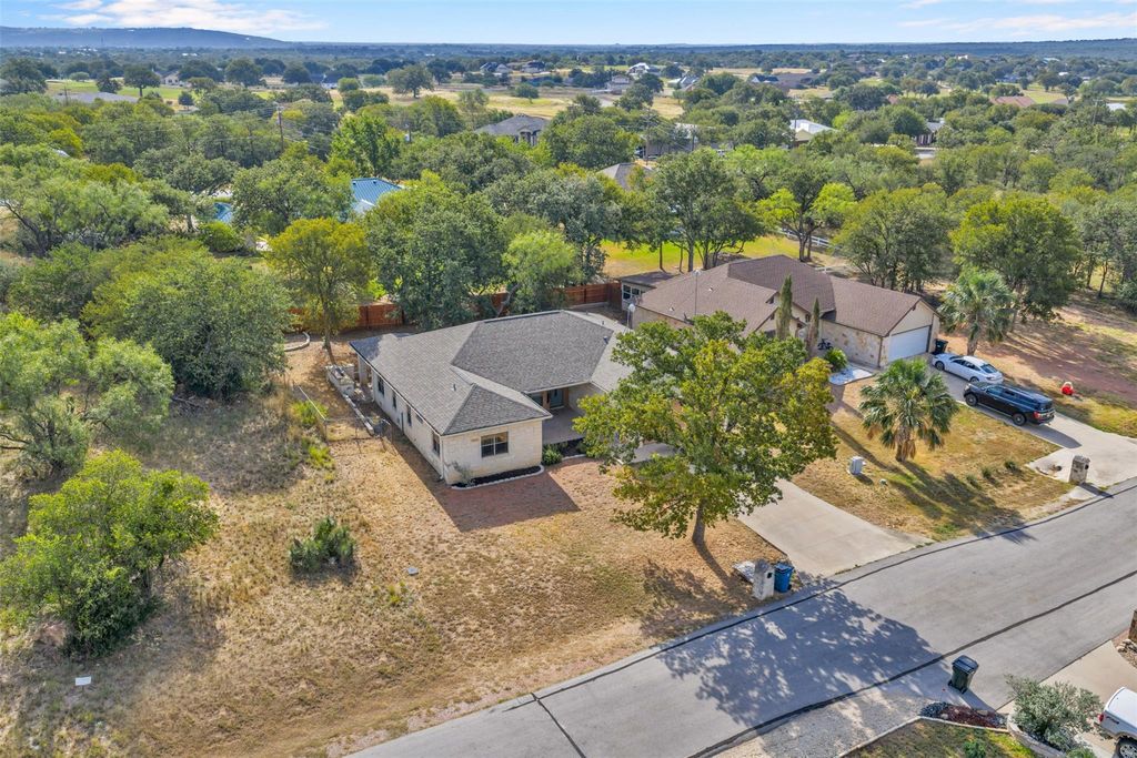 122 Eagle Point DR, Kingsland, TX 78639