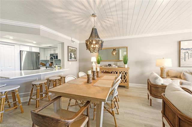 9103 Vanderbilt DR # 2, Naples, FL 34108