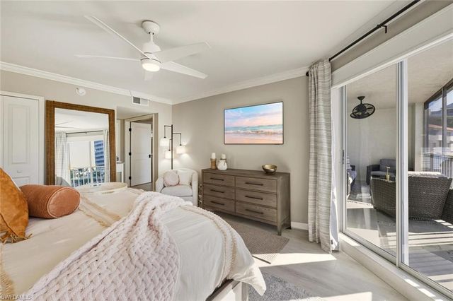 9103 Vanderbilt DR # 2, Naples, FL 34108