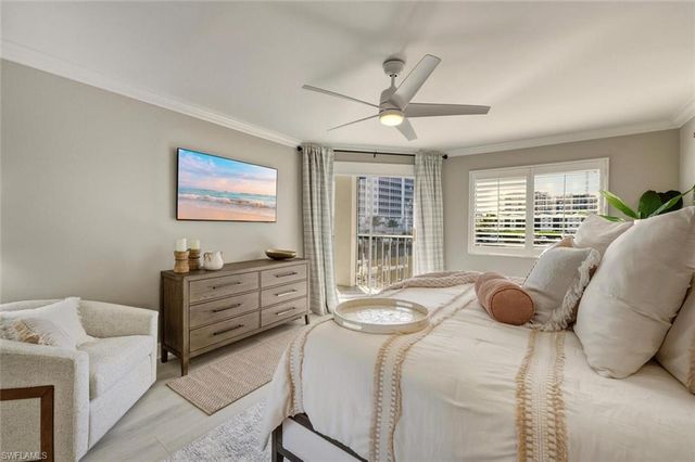 9103 Vanderbilt DR # 2, Naples, FL 34108