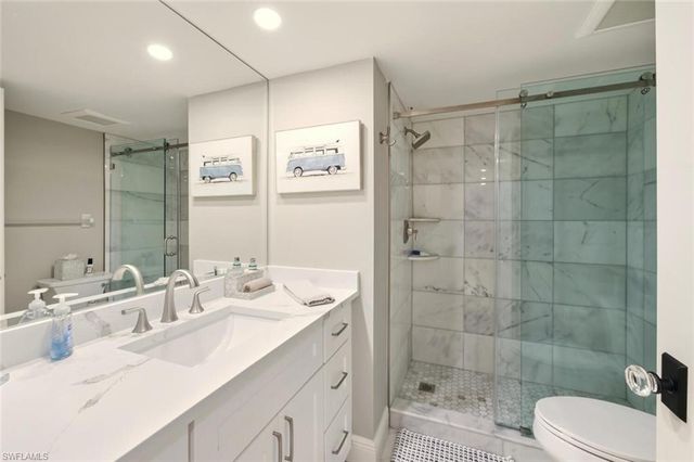 9103 Vanderbilt DR # 2, Naples, FL 34108