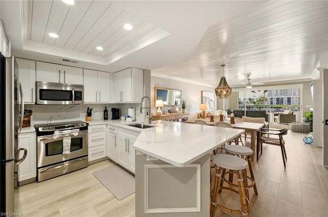 9103 Vanderbilt DR # 2, Naples, FL 34108