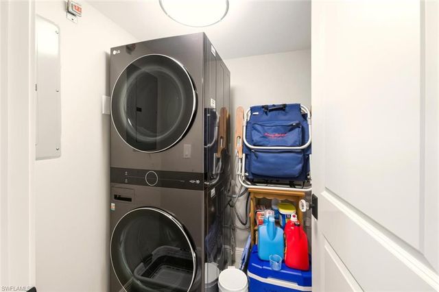 9103 Vanderbilt DR # 2, Naples, FL 34108