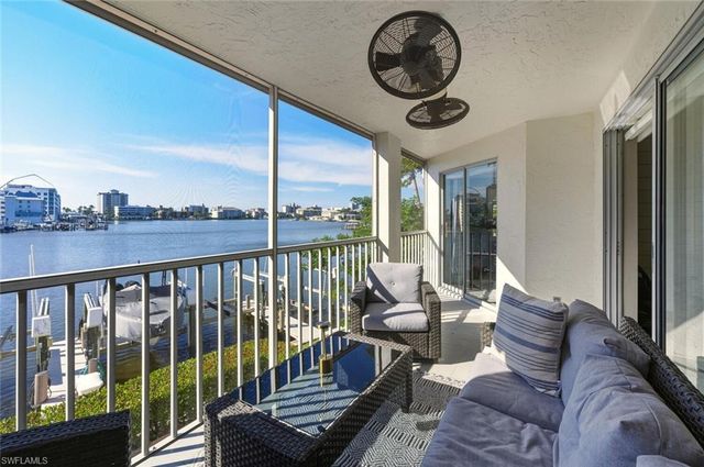 9103 Vanderbilt DR # 2, Naples, FL 34108