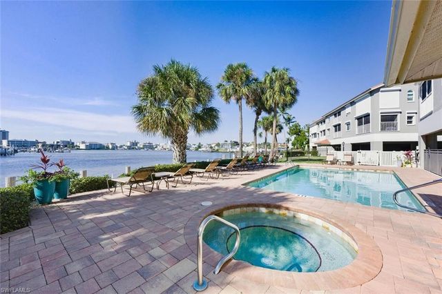 9103 Vanderbilt DR # 2, Naples, FL 34108