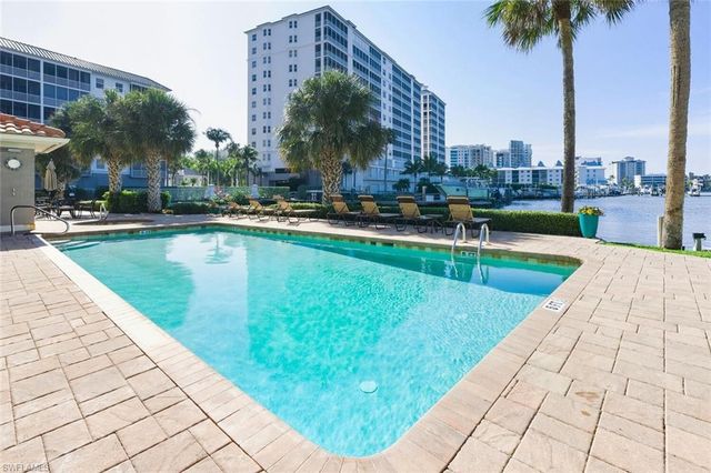 9103 Vanderbilt DR # 2, Naples, FL 34108