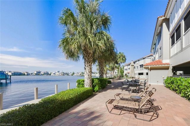 9103 Vanderbilt DR # 2, Naples, FL 34108