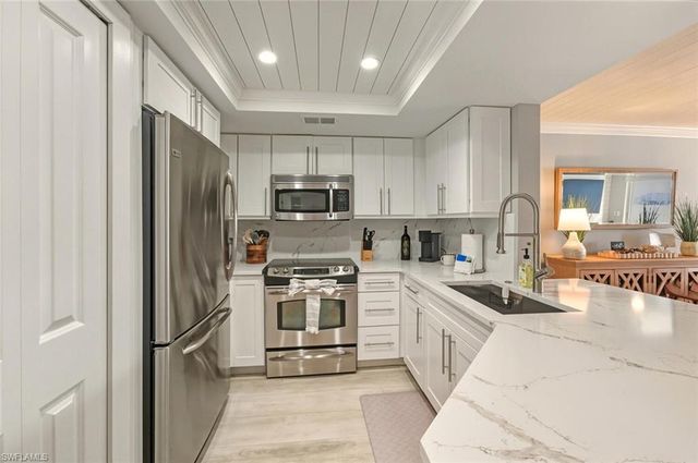 9103 Vanderbilt DR # 2, Naples, FL 34108