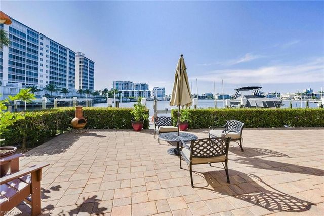 9103 Vanderbilt DR # 2, Naples, FL 34108