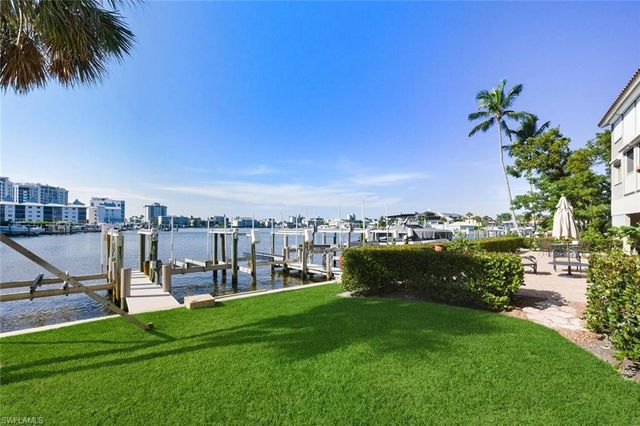 9103 Vanderbilt DR # 2, Naples, FL 34108