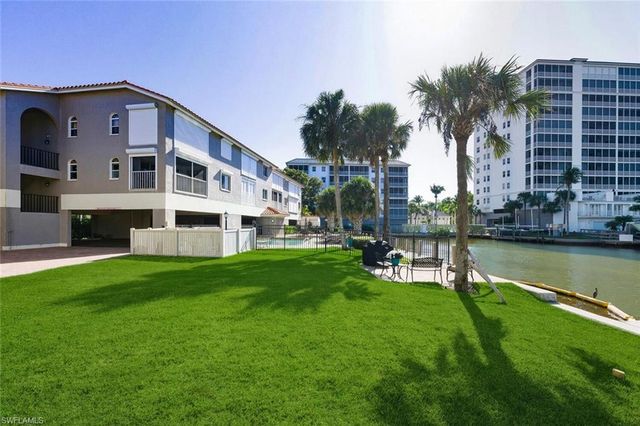 9103 Vanderbilt DR # 2, Naples, FL 34108