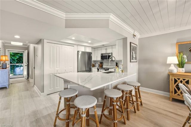 9103 Vanderbilt DR # 2, Naples, FL 34108