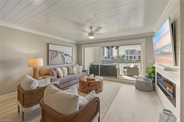 9103 Vanderbilt DR # 2, Naples, FL 34108