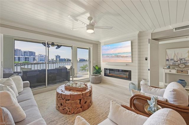 9103 Vanderbilt DR # 2, Naples, FL 34108