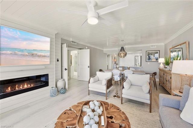 9103 Vanderbilt DR # 2, Naples, FL 34108