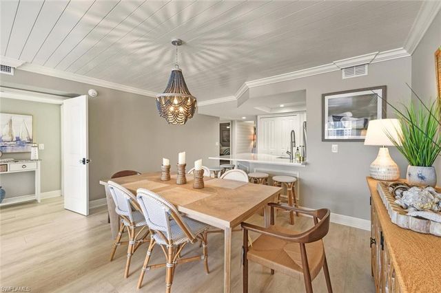 9103 Vanderbilt DR # 2, Naples, FL 34108