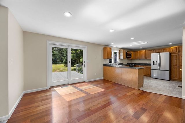 12 S Sandwich Rd, Sandwich, MA 02563