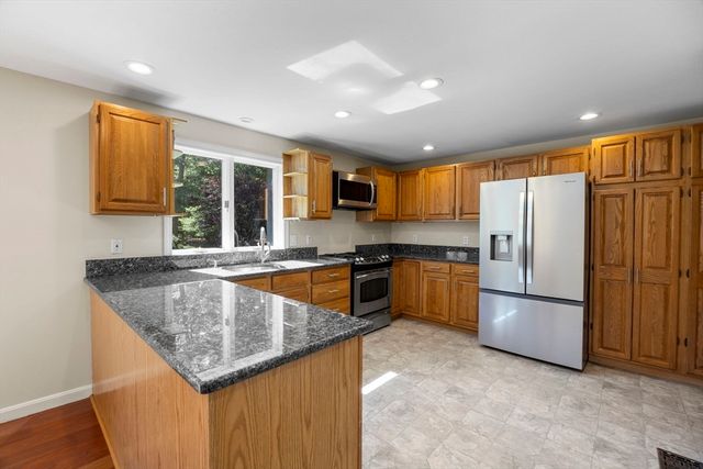 12 S Sandwich Rd, Sandwich, MA 02563