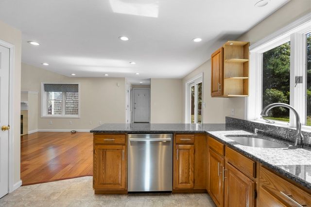 12 S Sandwich Rd, Sandwich, MA 02563