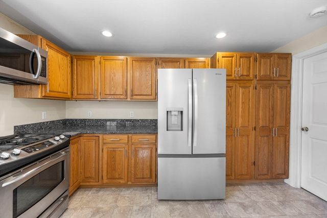 12 S Sandwich Rd, Sandwich, MA 02563