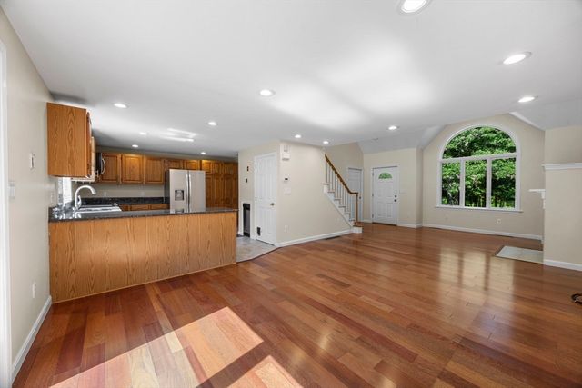 12 S Sandwich Rd, Sandwich, MA 02563
