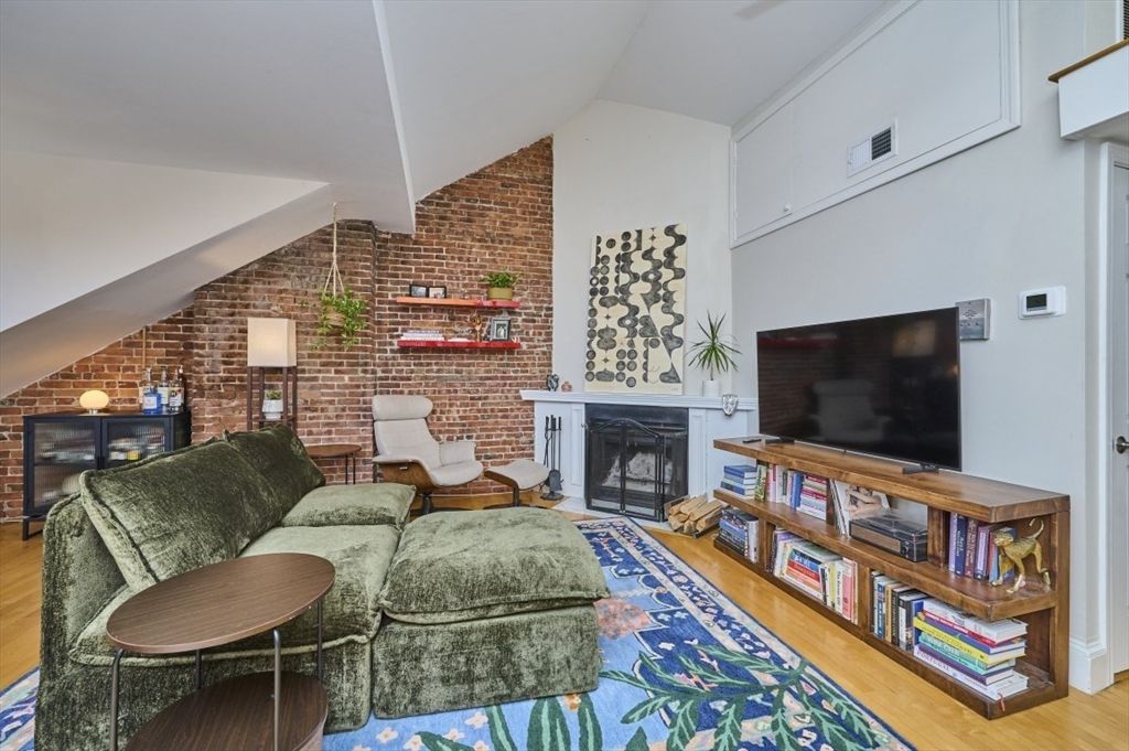 683 Massachusetts Ave. 5, Boston, MA 02118