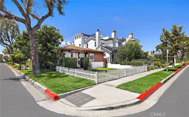 501 Poinsettia Avenue, Corona Del Mar, CA 92625