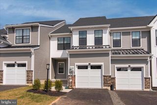 15 TAMARACK CIR, Eagleville, PA 19403